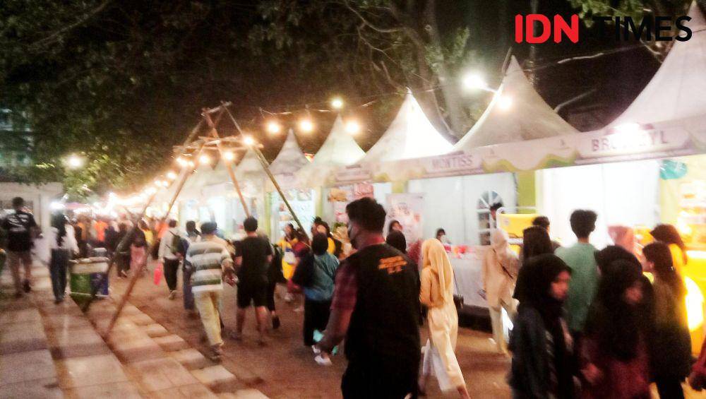 Pengunjung F8 di anjungan Pantai Losari Makassar, Jumat (26/7/2024). (IDN Times/Asrhawi Muin)