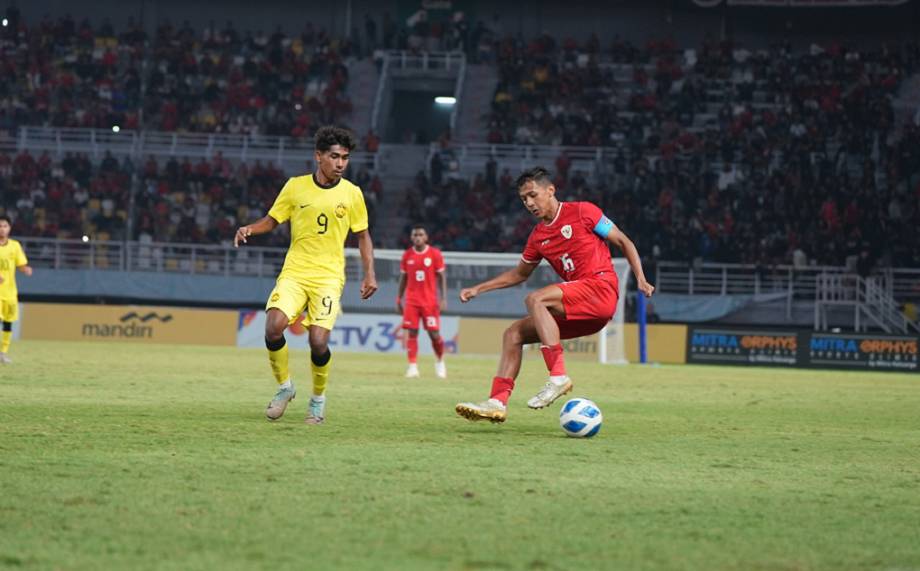Aksi Doni Tri saat menghadapi pemain Malaysia di Semifinal AFF U-19. (pssi.org)