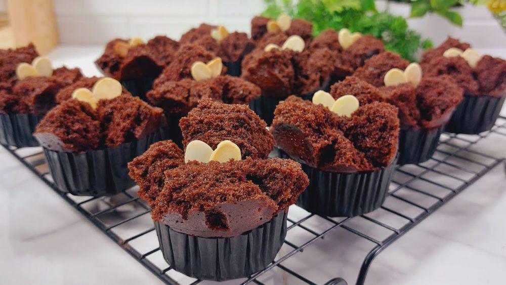 bolu kukus mekar cokelat (YouTube.com/DAPUR NAJWA)
