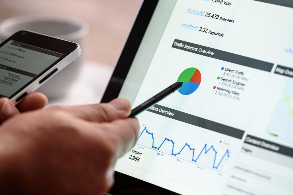 ilustrasi seseorang sedang melakukan analisis situs web (pixabay.com/Photo Mix)