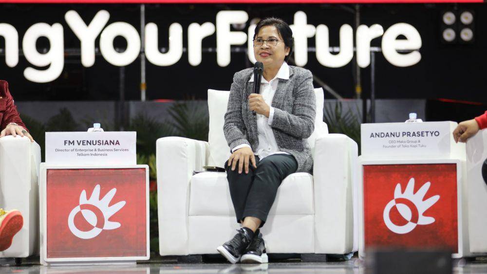 Direktur Enterprise and Business Service Telkom Indonesia, FM Venusiana R saat menjadi narasumber dalam sesi Elevating Your Enterprise di Tennis Indoor Senayan, Sabtu (27/7). (dok. Telkom)