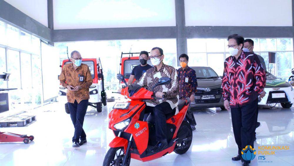Dirjen Dikti menjajal sepeda motor listrik GESITS. (its.ac.id)