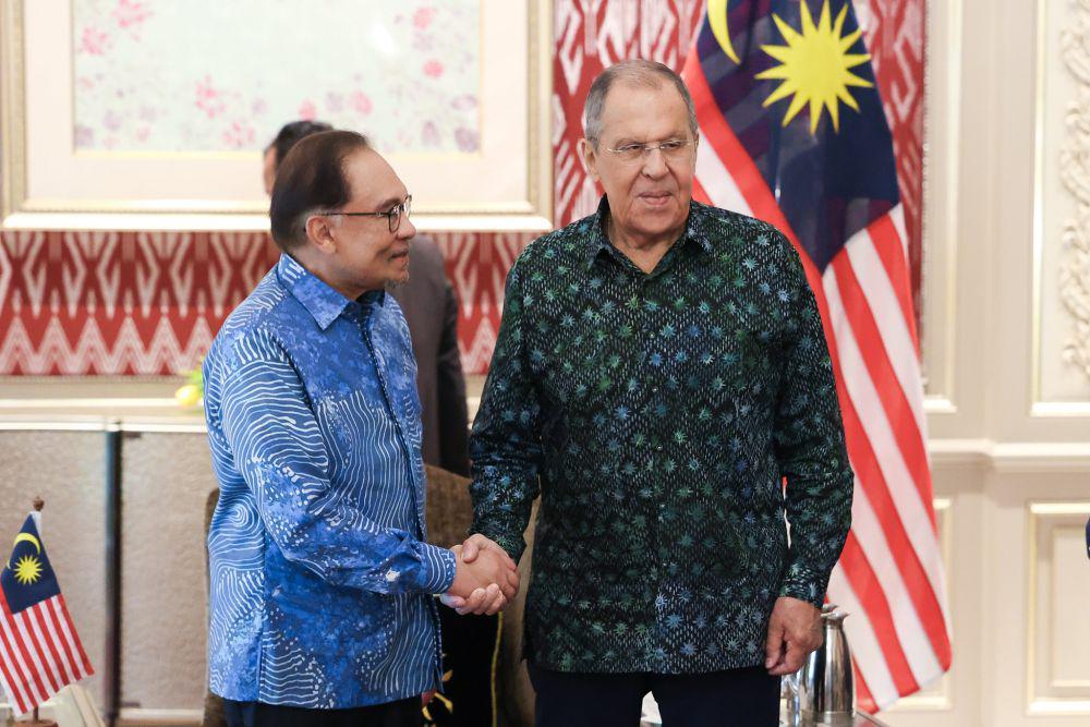 Perdana Menteri Malaysia Anwar Ibrahim (kiri) menerima lawatan Menteri Luar Negeri Rusia Sergei Lavrov dalam kunjungan resminya selama dua hari (27-28 Juli 2024) di Putrajaya. (x.com/mfa_russia)