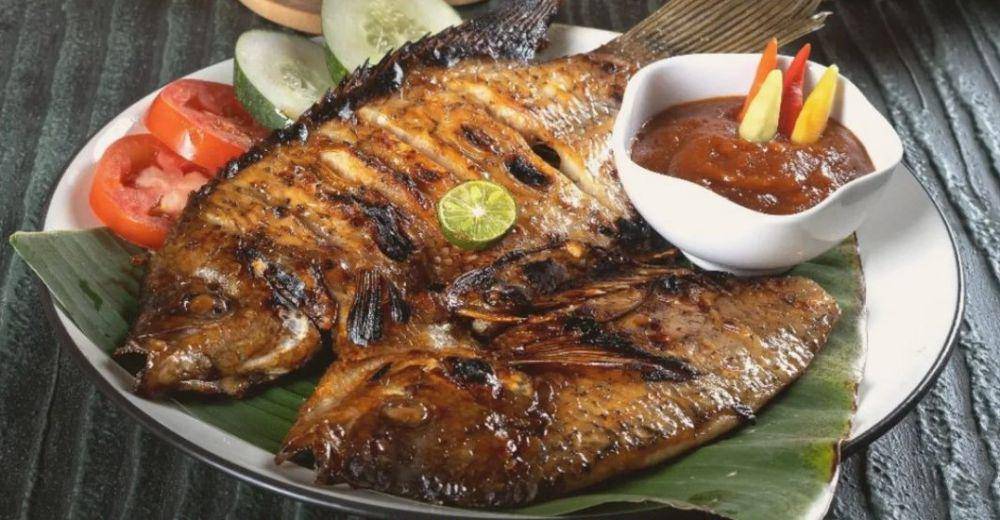 Menu ikan kakap bakar saus madu di Bale Apung. Instagram/Baleapung.sidoarjo
