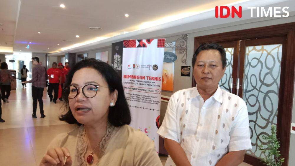 Bendahara PDIP Jateng Agustina Wilujeng dan kader senior PDIP Supriyadi. (IDN Times/Fariz Fardianto)