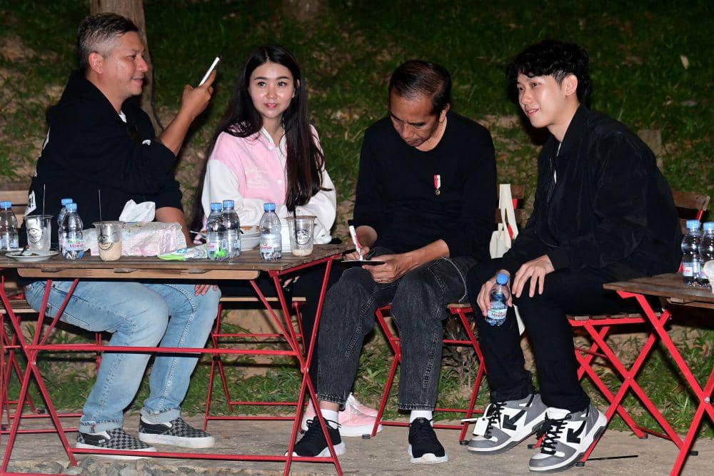 Presiden Jokowi ajak artis dan influencer kopdar di IKN, pada Minggu (28/7/2024) malam (dok. Sekretariat Presiden)