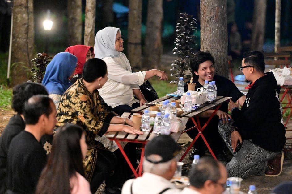 Presiden Jokowi ajak artis dan influencer kopdar di IKN, pada Minggu (28/7/2024) malam (dok. Sekretariat Presiden)