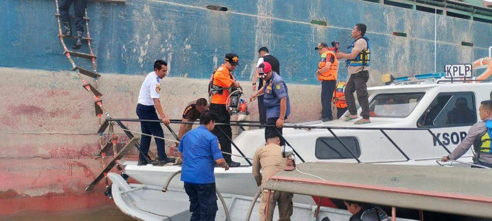 Tim SAR saat menyelamatkan penumpang dan ABK KM Lintas Bahari 28 (IDN Times/ dok SAR Kepulauan Meranti)