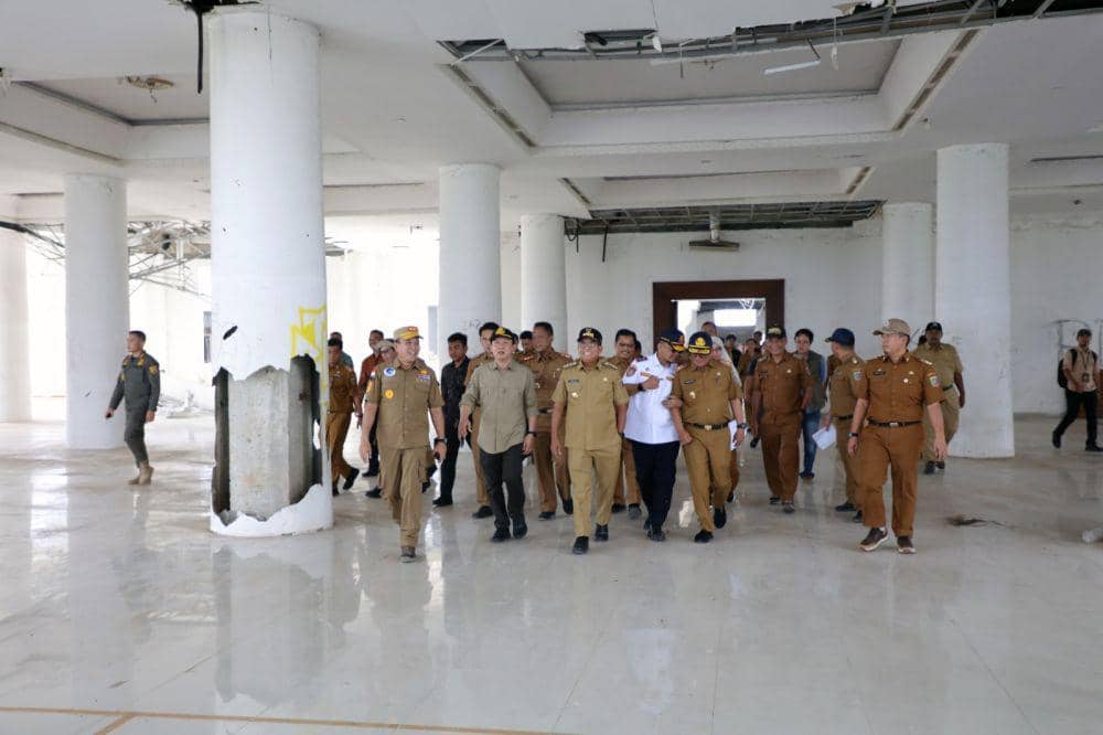 Pj Gubernur Lampung Samsudi meninjau lokasi pelaksanaan upacara HUT Kemerdekaan ke-79 RI di Kota Baru (Dok. Pemprov Lampung)..