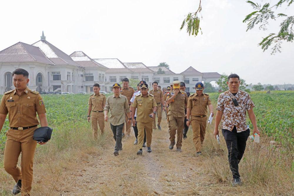 Pj Gubernur Lampung Samsudi meninjau lokasi pelaksanaan upacara HUT Kemerdekaan ke-79 RI di Kota Baru (Dok. Pemprov Lampung)..