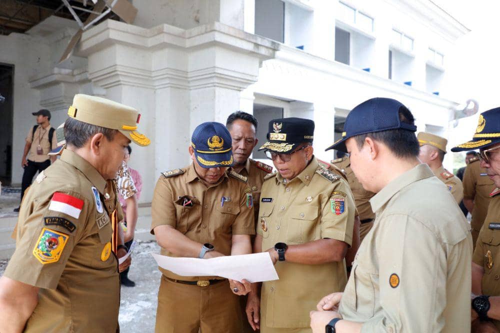 Pj Gubernur Lampung Samsudi meninjau lokasi pelaksanaan upacara HUT Kemerdekaan ke-79 RI di Kota Baru (Dok. Pemprov Lampung)..