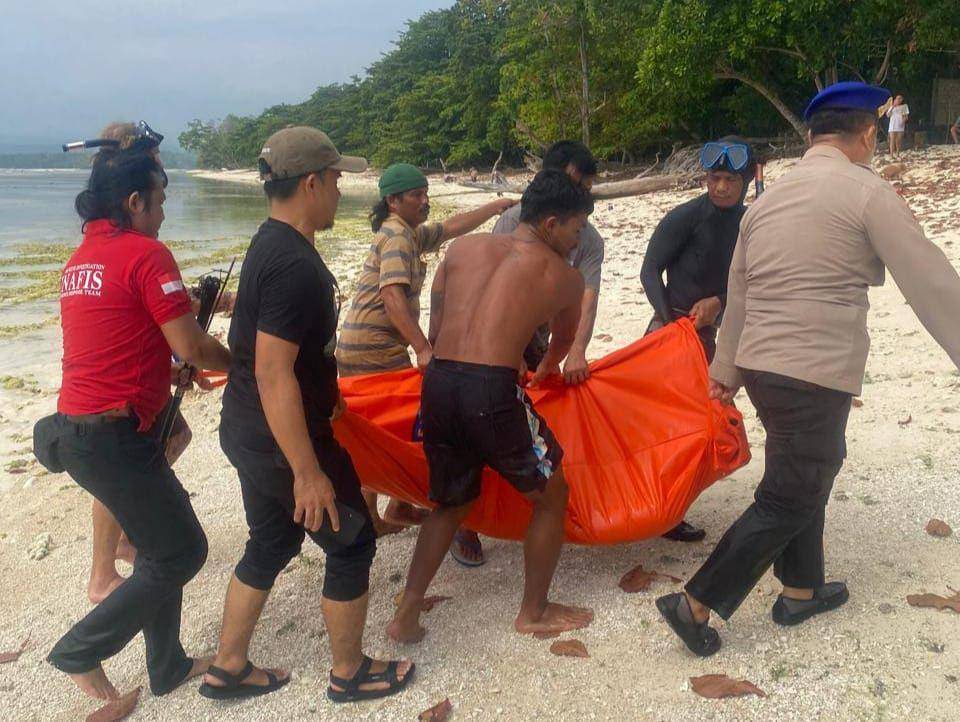 Proses evakuasi korban Leo Bauthamy (24) asal Prancis. (Dok. Polres Pesisir Barat).