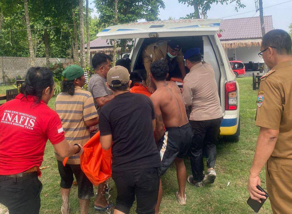 Proses evakuasi korban Leo Bauthamy (24) asal Prancis. (Dok. Polres Pesisir Barat).