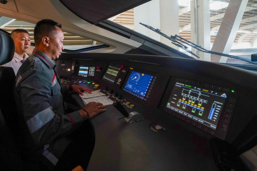 On job training masinis Indonesia untuk mengemudi Kereta Cepat Whoosh. (dok. KCIC)
