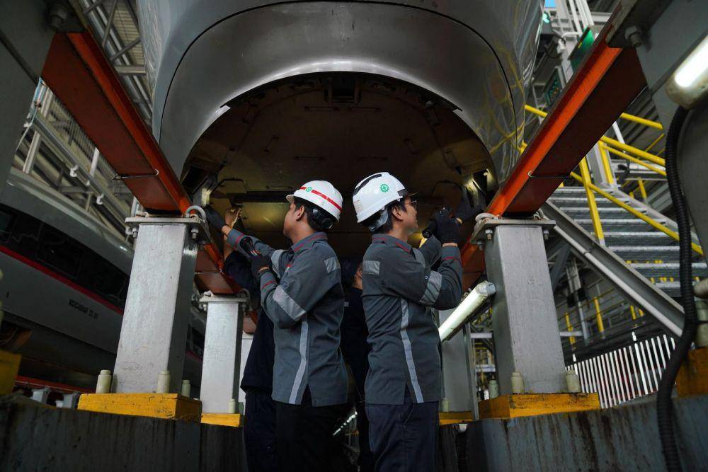 On job training petugas perawatan Kereta Cepat Whoosh. (dok. KCIC)