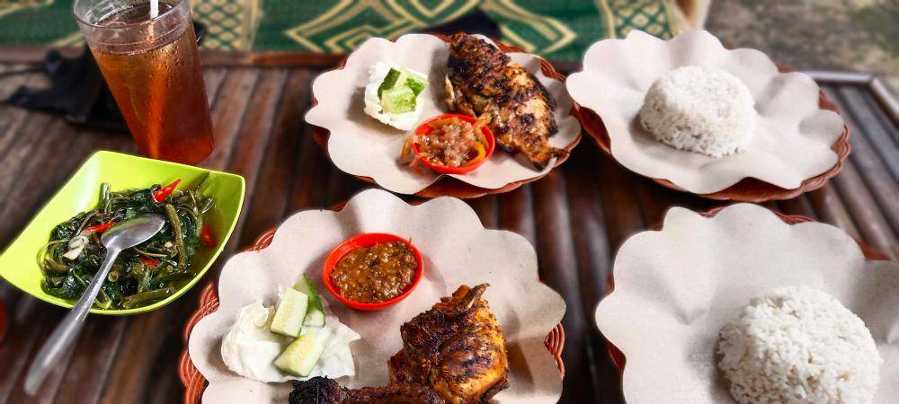 Ilustrasi ikan bakar, ayam bakar, cah kangkung, dan es teh. Unsplash/Innasafa