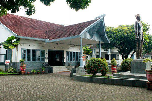 Istana Gebang, rumah yang didiami Bung Karno saat remaja bersama keluarga. Foto: Visit Blitar