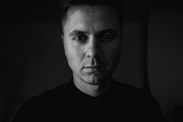 ilustrasi orang berlatar hitam (pexels.com/Aleksey Bystrov)