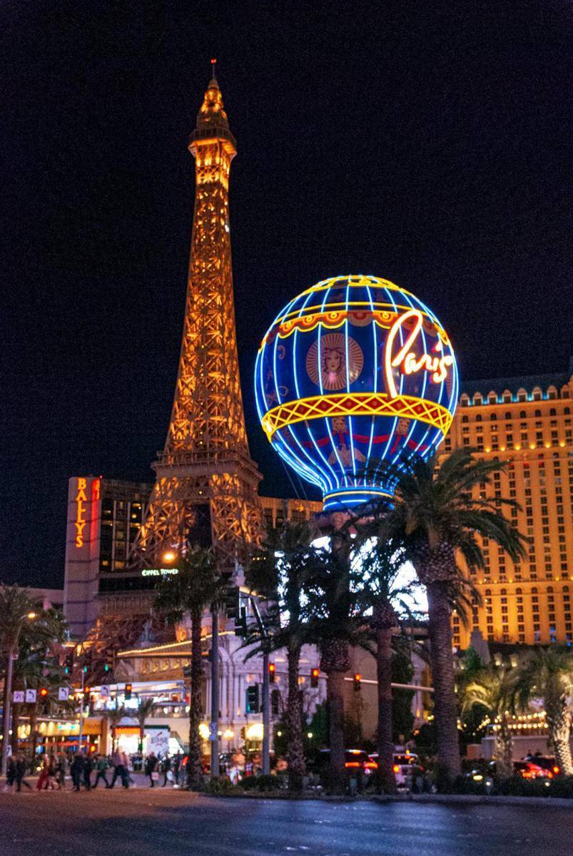 potret Paris saat malam hari (pexels.com/David Vives)
