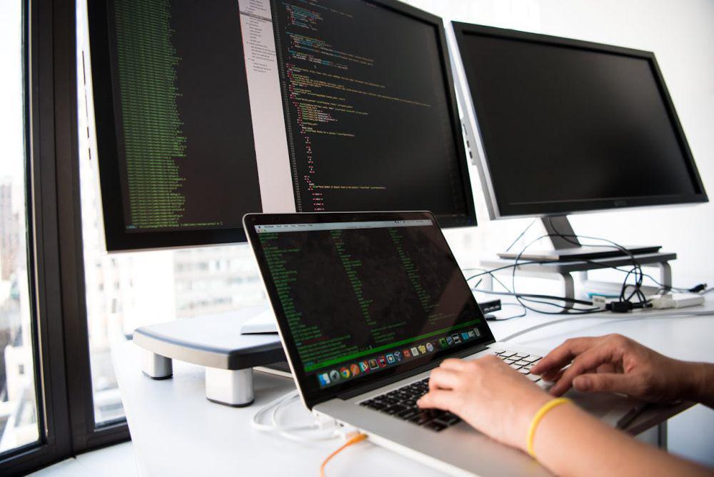 ilustrasi seseorang yang sedang coding (pexels.com/Christina Morillo)