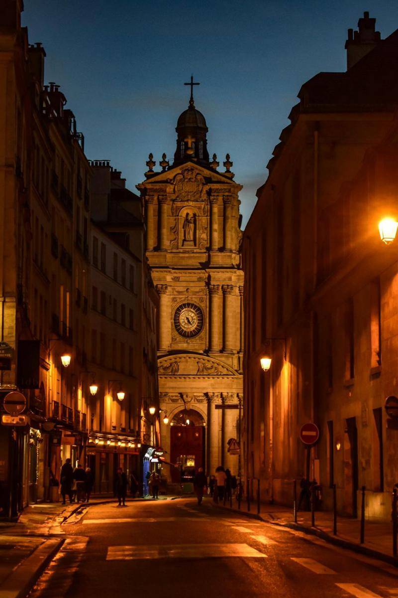 potret Paris saat malam hari (pexels.com/Giota Sakellariou)