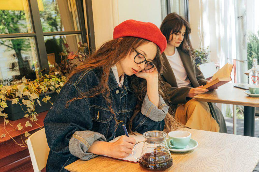 ilustrasi mengunjungi kafe terdekat (Pexels.com/Antoni Shkraba)