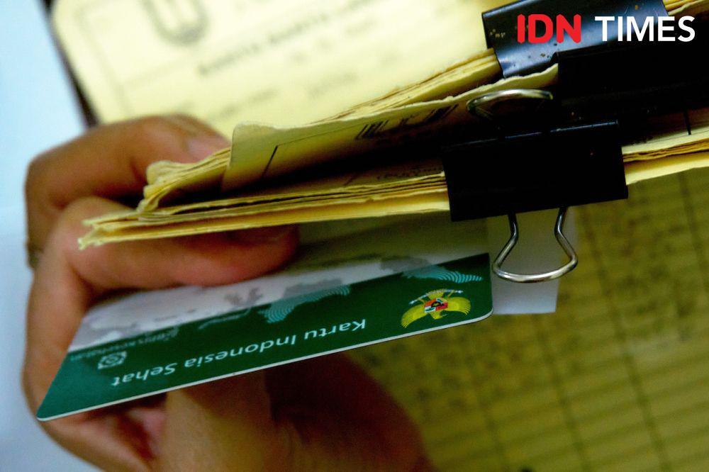 Kader Atik Waluyo (kiri) mengecek hasil skrining kesehatan lansia saat kegiatan Posyandu Lansia di Semarang, Sabtu (15/6/2024). (IDN Times/Dhana Kencana)
