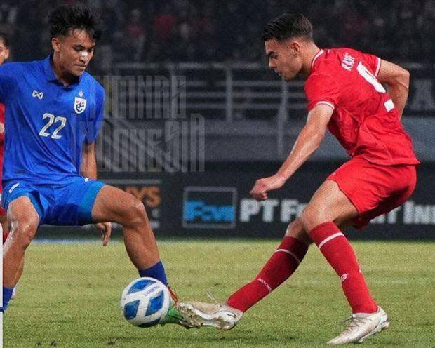Jens Raven sedang berebut bola dengan Suphanat Mueanta (Bola.com)