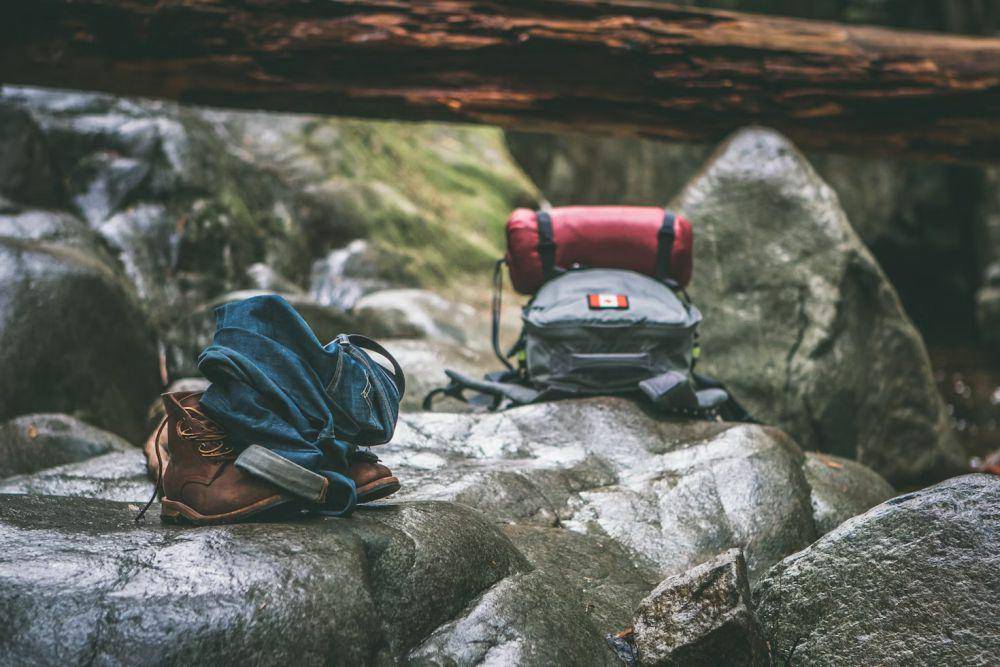 ilustrasi peralatan hiking (unsplash.com/Andrew Ly)