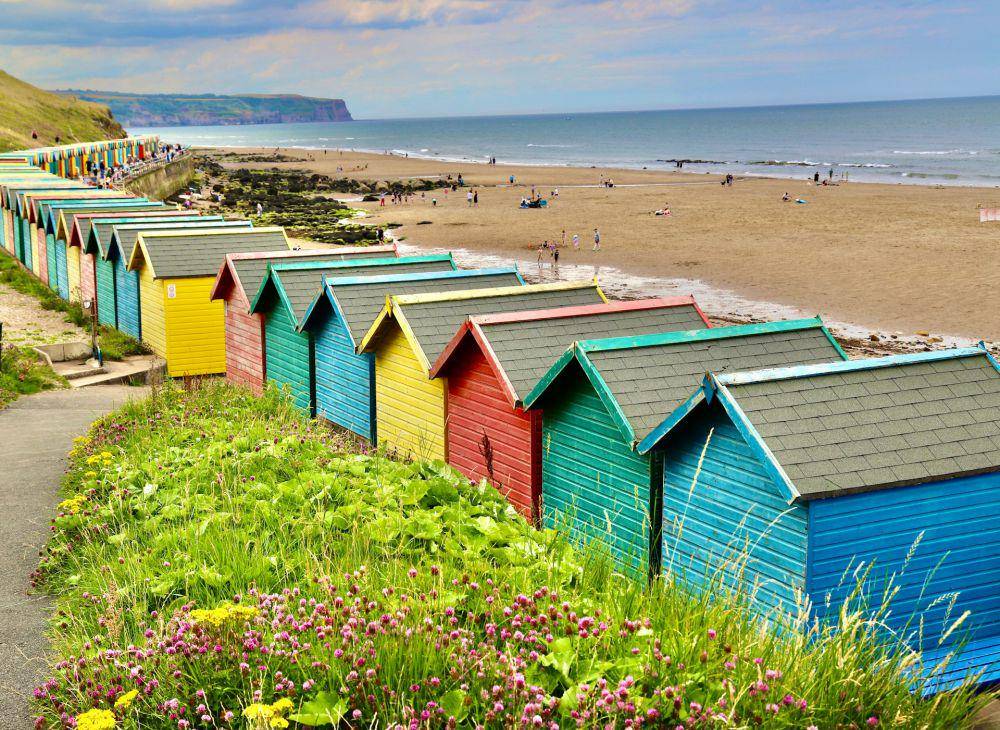 potret keindahan Whitby Beach Huts, Inggris (unsplash.com/Tony Williams)