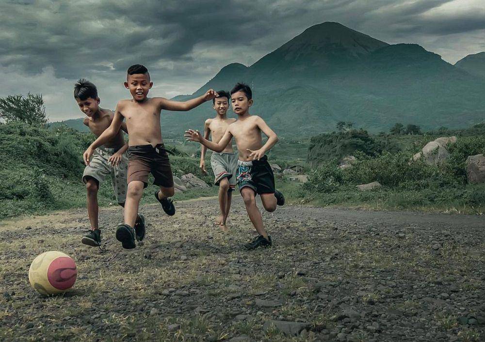 ilustrasi anak-anak bermain di luar ruangan (instagram.com/okyarisandi)