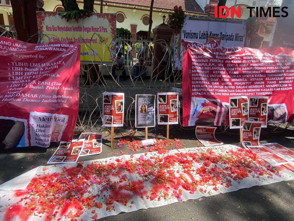Aksi tabur bunga di depan PN Surabaya atas vonis bebas Ronald Tannur, Senin (29/7/2024). (IDN Times/Khusnul Hasana).