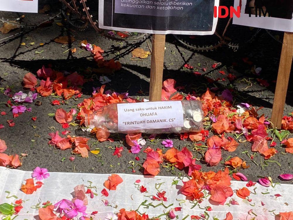 Aksi tabur bunga di depan PN Surabaya atas vonis bebas Ronald Tannur, Senin (29/7/2024). (IDN Times/Khusnul Hasana).