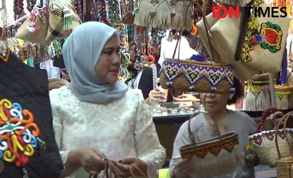 Ibu Negara Iriana Jokowi menyempatkan diri berbelanja oleh-oleh di pusat kerajinan khas Kalimantan Timur di Pasar Inpres Kebun Sayur, Balikpapan, pada Senin (29/7/2024). (IDN Times/Hilmansyah)