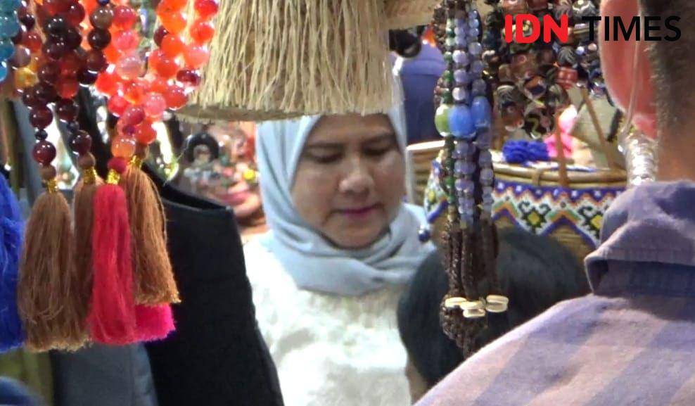 Ibu Negara Iriana Jokowi menyempatkan diri berbelanja oleh-oleh di pusat kerajinan khas Kalimantan Timur di Pasar Inpres Kebun Sayur, Balikpapan, pada Senin (29/7/2024). (IDN Times/Hilmansyah)