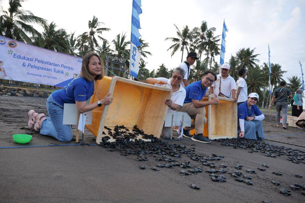 Bakti BCA Mendukung Pelepasan Lebih dari 1.600 Ekor Tukik - EVP Corporate Communication & Social Responsibility BCA Hera F. Haryn (ujung kiri), Pembina Banyuwangi Sea Turtle Foundation (BSTF) Wiyanto Haditanojo (kedua dari kiri), Kepala BCA KCU Banyuwangi Edwin Christian (ketiga dari kiri), SVP Corporate Communication BCA Susanti Nurmalawati (ujung kanan) bersama-sama melepaskan lebih dari 1.600 ekor tukik di Pantai So Long, Banyuwangi, pada Jumat (27/7) (Dok. BCA)