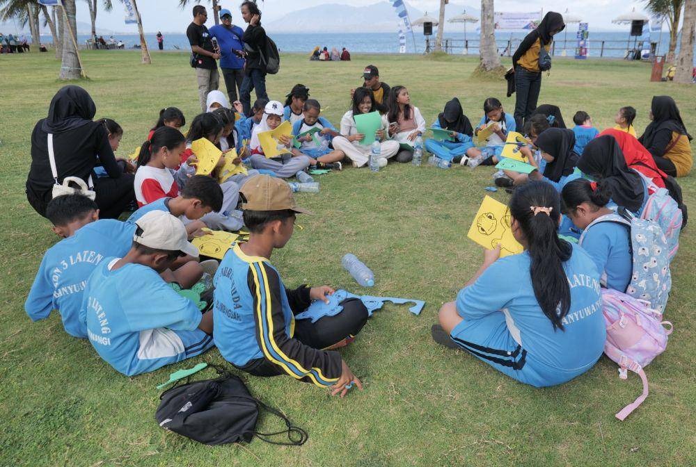 Bakti BCA juga terus menekankan pentingnya edukasi kepada anak-anak sejak dini. BCA Bersama BSTF mengajak 100 pelajar dari 2 sekolah dasar di Banyuwangi untuk mendapatkan edukasi terkait pelestarian penyu (Dok. BCA)
