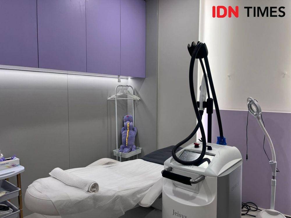 Treatment Somethinc Aesthetic Clinic (IDN Times/Nisa Zarawaki)