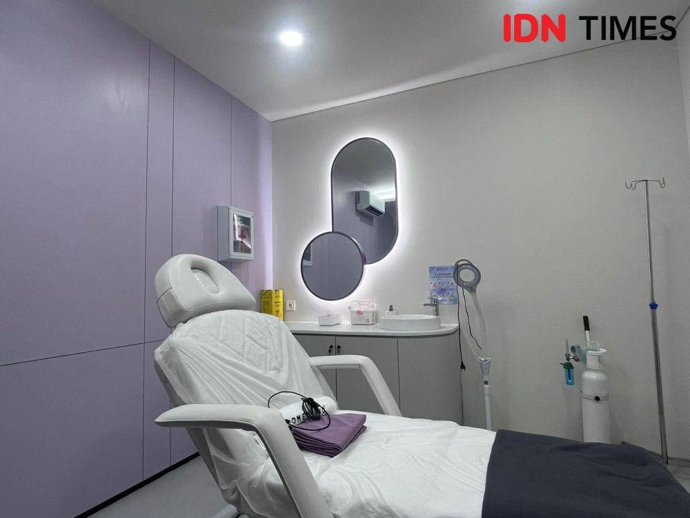Treatment Somethinc Aesthetic Clinic (IDN Times/Nisa Zarawaki)