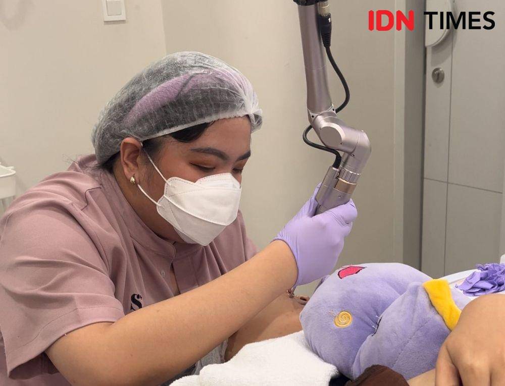 Treatment Somethinc Aesthetic Clinic (IDN Times/Nisa Zarawaki)
