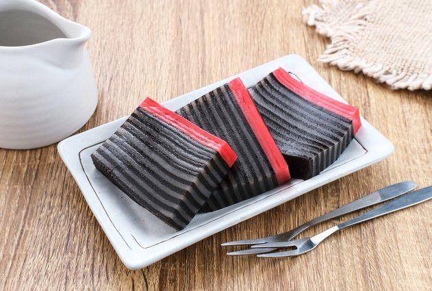 ilustrasi kue lapis cokelat (vecteezy.com/Tyas Indayanti)