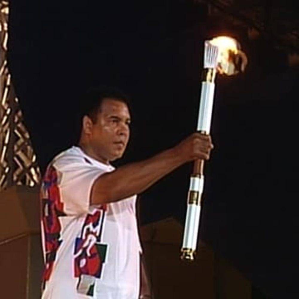 Potret Muhammad Ali ketika membawa obor olimpiade Atlanta 1996. (olympics.com)