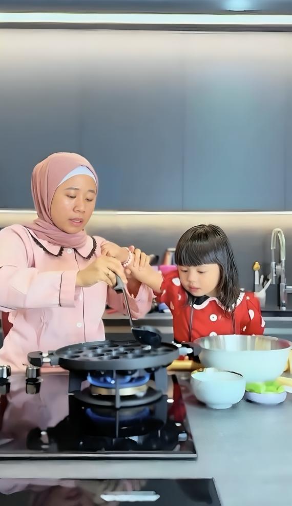 Ameena masak telur congkel (instagram.com/attahalilintar)