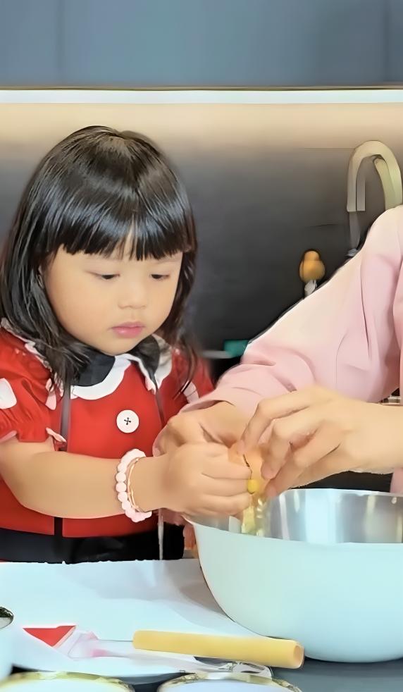 Ameena masak telur congkel (instagram.com/attahalilintar)