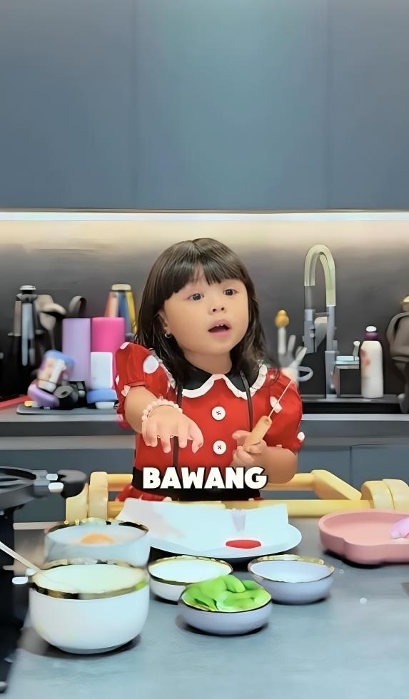 Ameena masak telur congkel (instagram.com/attahalilintar)