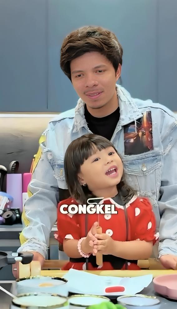 Ameena masak telur congkel (instagram.com/attahalilintar)