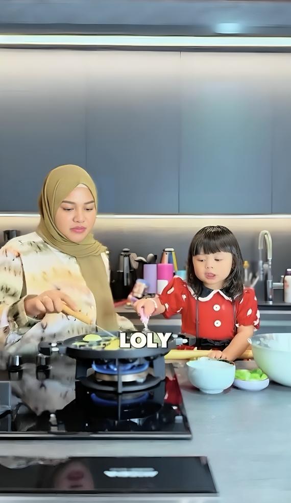 Ameena masak telur congkel (instagram.com/attahalilintar)