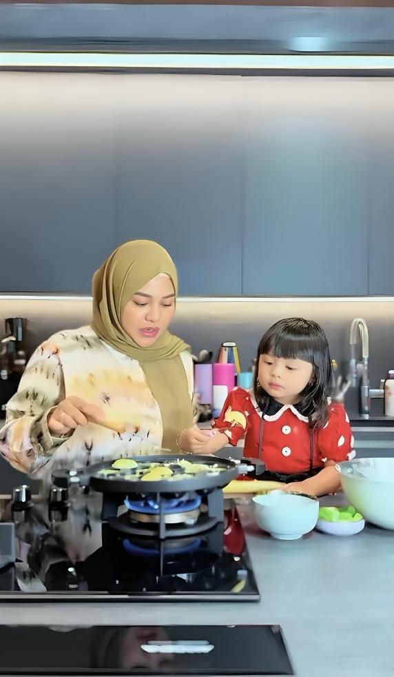 Ameena masak telur congkel (instagram.com/attahalilintar)