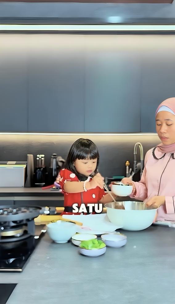 Ameena masak telur congkel (instagram.com/attahalilintar)