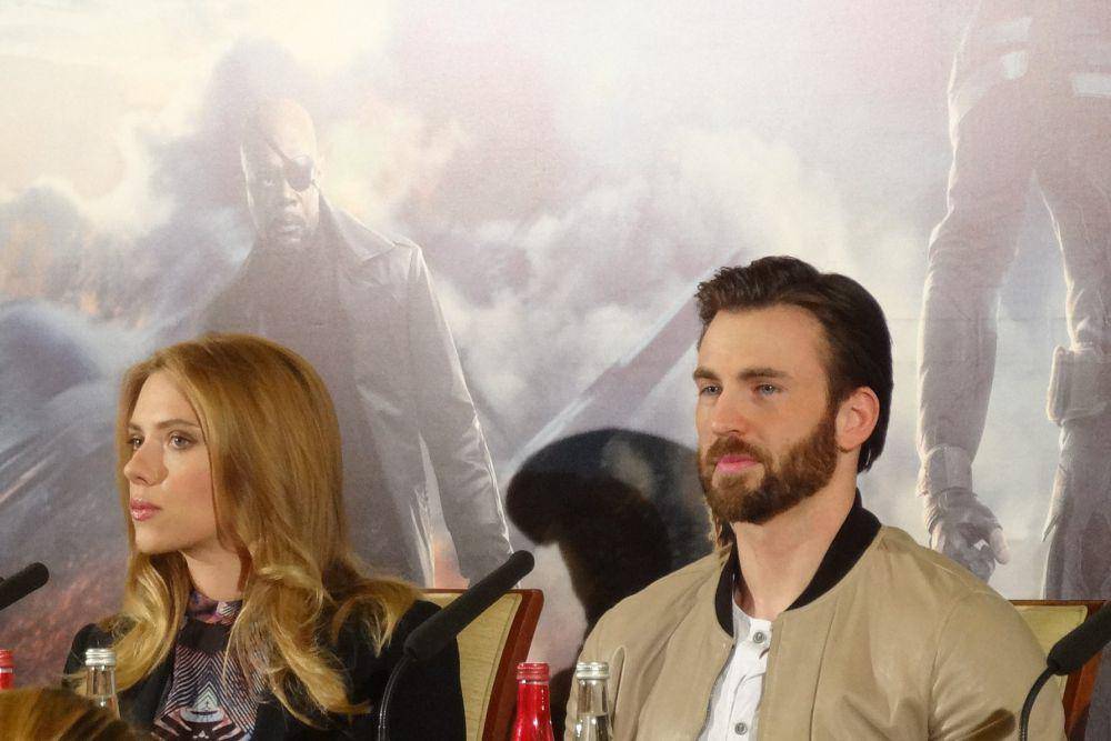 Scarlett Johansson dan Chris Evans di Konferensi Pers Captain America 2 pada 2014 di Paris, Prancis. (commons.wikimedia.org/Elen Nivrae)
